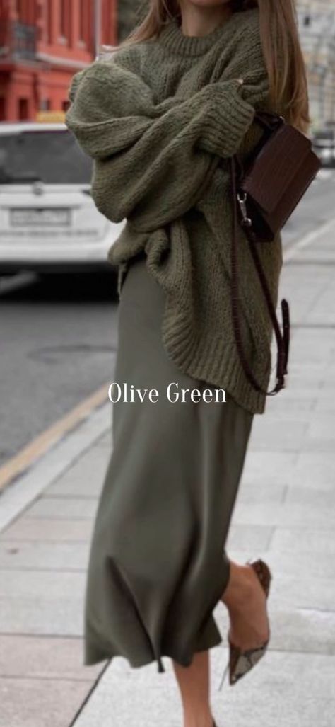 Fall Outfits Old Money, Olive Green Trench Coat, Camel Outfits, Chocolate Brown Sweater, Outfits With Boots Winter, Sweater Winter Outfits, Fall Outfits With Boots, Work Winter Outfits, Outfits For Work Winter