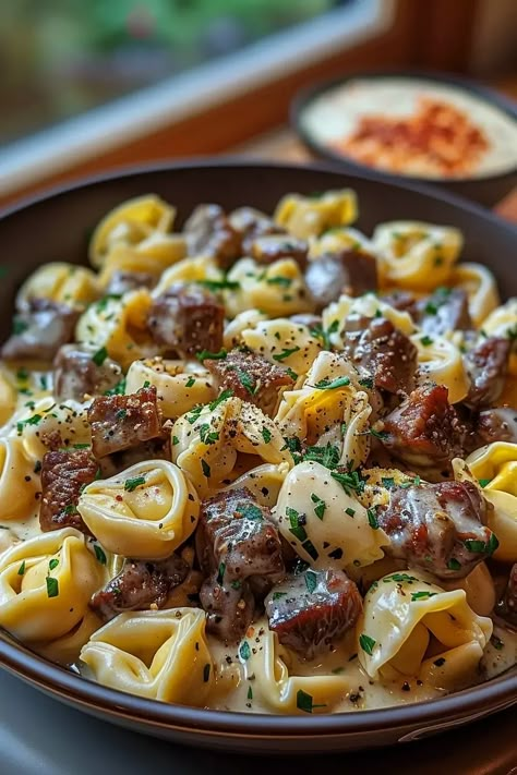 Discover the joy of making Cheesesteak Tortellini to create a perfect blend of tender tortellini, beef steak, and a rich provolone sauce. Pan Dishes, Tortellini Recipes, Weekday Meals, Beef Dinner, Provolone, Beef Dishes, Tortellini, Marinara, Yummy In My Tummy