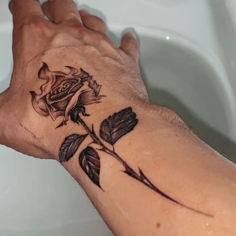 Brennende Rose Hand Tattoos Men Rose, Rose Vine Tattoos, Herren Hand Tattoos, Rose Tattoo On Arm, Rose Tattoo Forearm, Rose Hand Tattoo, Roman Numeral Tattoos, Simple Tattoos For Guys, Rose Tattoos For Men