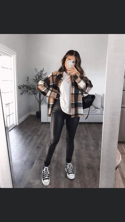 Platform Converse Outfit, Lederhosen Outfit, Look Legging, Flannel Outfits, Platform Converse, Black Leather Pants, Outfits With Converse, Causual Outfits, Looks Chic