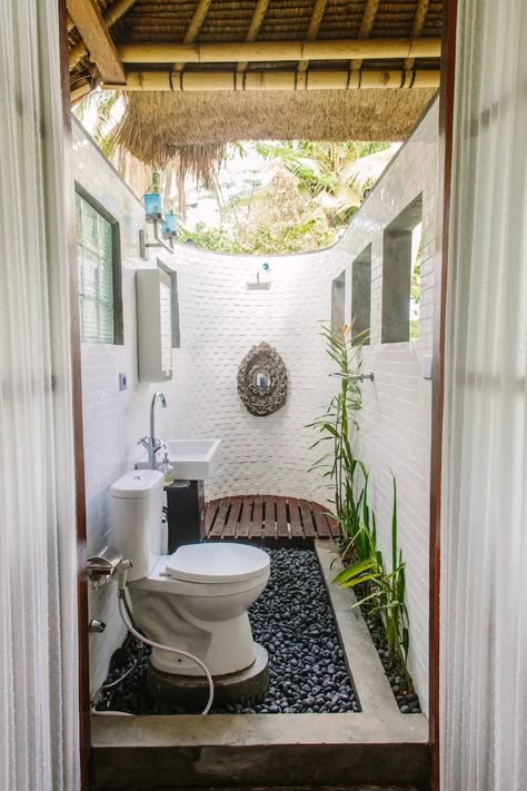 Room In Nature, Outdoor Pool Bathroom, Silver Room, Outdoor Bathroom Design, Outdoor Toilet, Pool Bathroom, Centerpieces Diy, Eco Lodge, Summer Mantle Decor