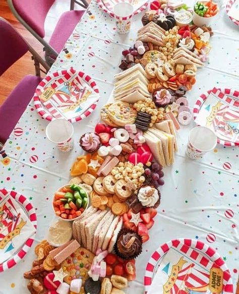 3rd Birthday Food, 2 Year Birthday Party Food, 3 Year Birthday Party Food, First Birthday Platter, Lots Of Food On Table, Party Lunch Boxes Birthday, 5 Year Birthday Party Food, Kids Party Platters Ideas, 2 Year Birthday Food Ideas