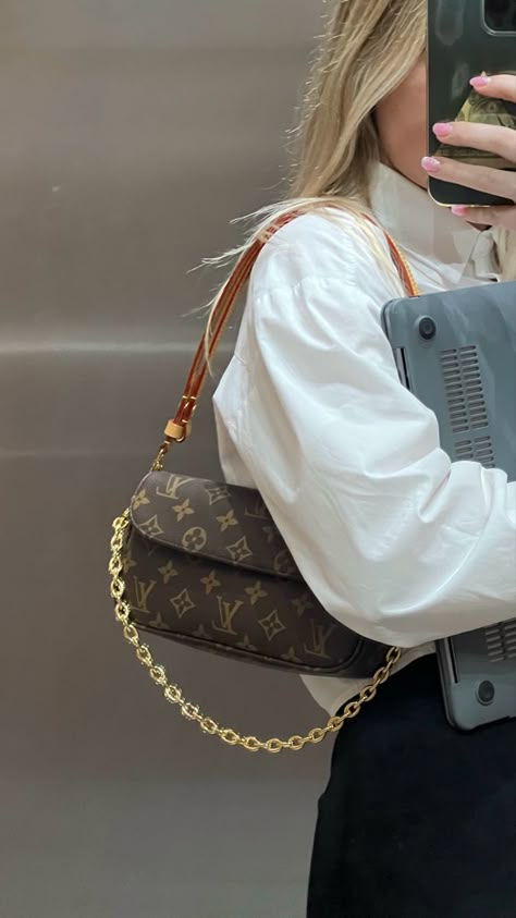 Lv Ivy Bag, Louis Vuitton Bag Pochette, Lulu Wristlet Aesthetic, Lv Monogram Bag Outfit, Designer Handbags Outfits, Louis Vuitton Loop Bag Outfit, Lv Loop Bag Outfit, Designer Bag Outfits, Small Shoulder Bag Outfit