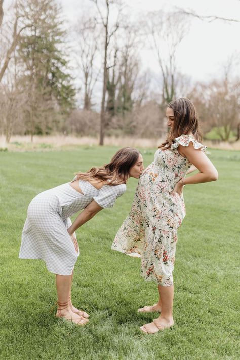 Sister Pregnancy Photos, Baby Shower Photography Poses, Sister Maternity Pictures, Friend Pregnancy Photos, Dresses For Baby Shower, Pregnant Best Friends, Nemo Baby, Maternity Photography Ideas, Shower Photos