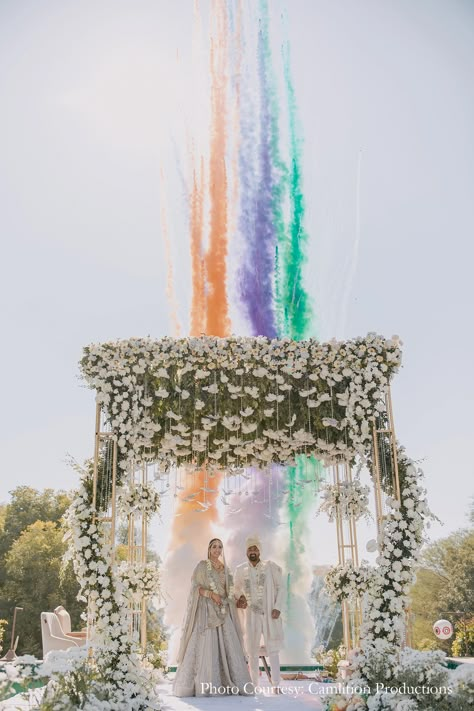 Mandap Decor Indian Day Wedding, Varmala Stage Wedding Decorations, Indian Outdoor Mandap, Pastel Wedding Decorations Indian, Lagan Mandap Decoration, White Theme Wedding Decor Indian, Day Wedding Mandap Decoration, Pastel Indian Wedding Theme, Varmala Theme Indian Weddings