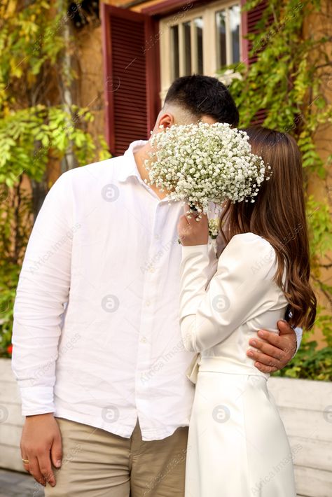 Couple Photoshoot With Bouquet, Flower Bouquet Couple Photoshoot, Couple Poses With Bouquet, Bouquet Poses, Hoco Pose, Greenhouse Engagement, Bride And Groom Kissing, Couple Dance, Kiss Pictures