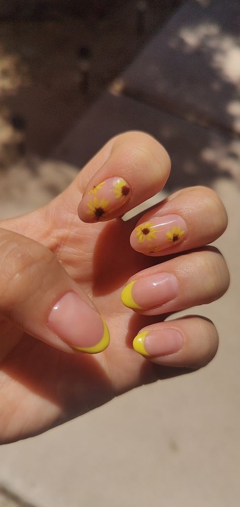 Nails Designs September, Sunflower Gel Nails Ideas, Nails Sunflower Design Simple, Gel Nail Designs Sunflower, You Are My Sunshine Nails, Nails For August 2023, Nails To Go With Yellow Dress, Mail Ideas Summer, Summer Korean Nails