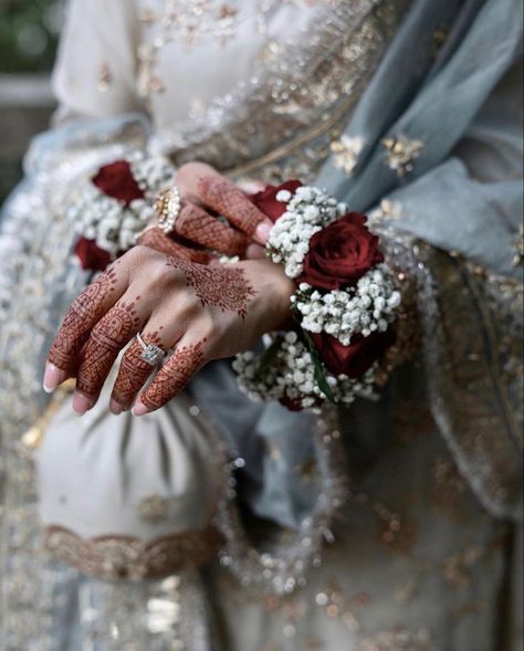 Nikkah Flower Jewellery, Bridal Gajra Hand, Nikah Hand Gajra, Poses With Gajra, Nikkah Gajrey, Nikkah Jewellery Ideas, Rose Gajra In Hands, Flower Gajra For Hands, Mehndi Jewelry Flower Brides