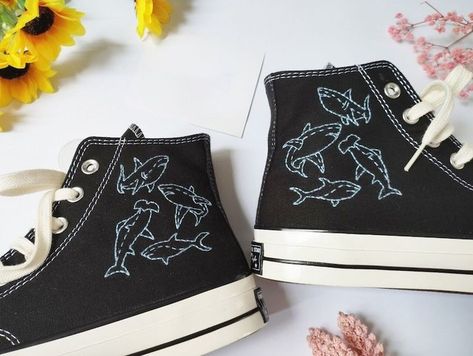 Embroidered Converse Converse Flowers, Dolphin Embroidery, Embroidery Converse, Converse Embroidery, Embroidered Converse, Converse Custom, Custom Converse, Embroidery Shoes, Star Embroidery