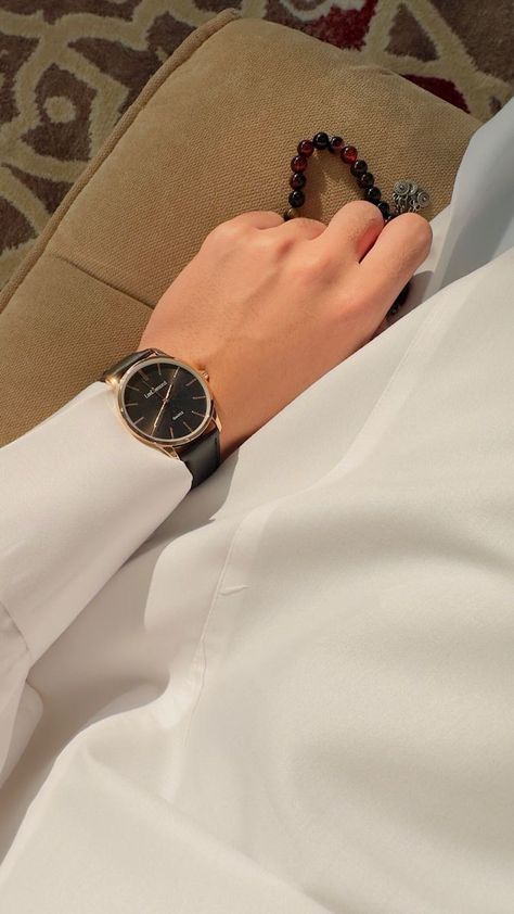 Islamic Pictures Boy, Arab Men Fashion, Boys Watches, Stylish Dp, Instagram Dp, Muslim Men, Weight Watchers Dinner Recipes, Men's Vintage Watch, Hand Pictures