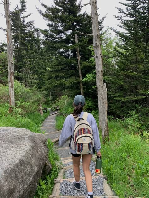 Aesthetic Mountains, Granola Aesthetic, Hiking Pics, Hiking Photos, Hiking Fits, Granola Girl Aesthetic, Camping Aesthetic, Hiking Pictures, Hiking Essentials