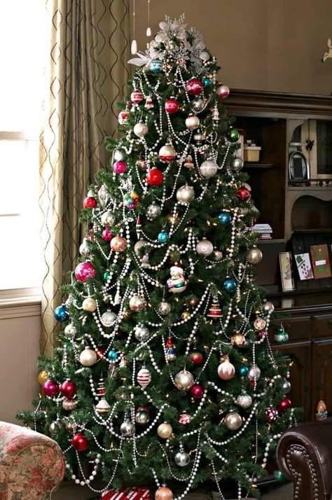 trendtastic Christmas Tree Decorated with Vintage Glass Ornaments Decorated Ornaments, Vintage Christmas Tree Decorations, Christmas Tree Pictures, Ornaments Ideas, Retro Christmas Tree, Pink And Black Christmas Tree, Pink And Black Christmas, Weihnachten Diy, Black Christmas Tree