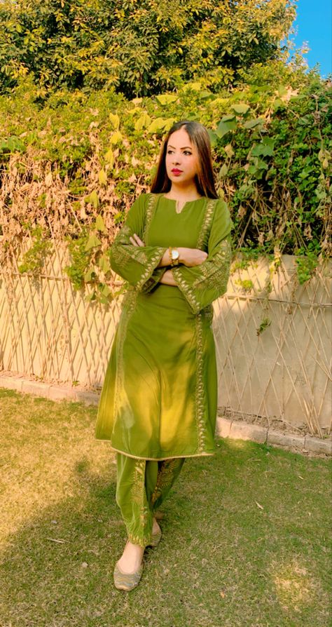 Mehendi Color Suit, Green Suit For Mehndi Function, Unique Suit Design, Suit Stitching Design, Dresses For Mehndi Function, Haldi Bride, Punjabi Wedding Suit, Suit Stitching, Ladies Suit Design