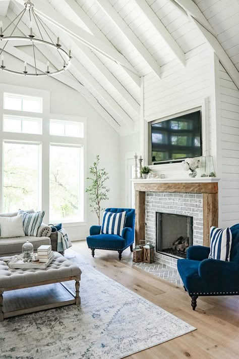 New Build Modern Farmhouse Home Tour with Jessica of The Old Barn — Farmhouse Living Vaulted Ceiling Living Room, White Beams, Modern Farmhouse Living, Modern Farmhouse Home, Farmhouse Fireplace, Modern Farmhouse Living Room, Up House, Home Fireplace, Style Deco