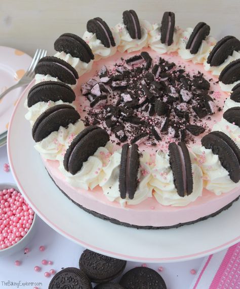 Strawberry Oreo Cheesecake (No Bake) - The Baking Explorer Cheesecake Designs, Oreo Deserts, Oreo Cheesecake No Bake, Aesthetic Cheesecake, Strawberry Oreo Cheesecake, Strawberry Oreos, Cheesecake Decoration, Dessert Pots, No Bake Vanilla Cheesecake