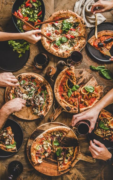 Pizza Dinner Party, Italian Food Photography, Traditional Italian Pizza, Ooni Pizza, Pizza Photo, Authentic Italian Pizza, Meat Lovers Pizza, Pizza Dinner, Food Photoshoot