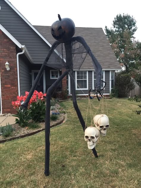 Halloween is one of my favorite holidays! I love all of the fun decorations, but the big ones can cost ridiculous amounts of money! Here’s how we made our own 8 ft yard monster for around $35! After you make the ‘skeleton’, you can customize it with any outdoor-suitable decorations you want. [h2]Supplies:[/h2]-three 10 ft PVC pipes (1 1/2” PVC conduit- we found ours in the electrical section of Home Depot. They are grey with one wider end.)[list][*]PVC connector pieces (two 3-way Ts, s… Diy Halloween Dekoration, Dekorasi Halloween, Diy Monsters, Halloween Punch, Halloween Diy Outdoor, Halloween Outside, Casa Halloween, Halloween Decorations Diy, Halloween Decor Diy