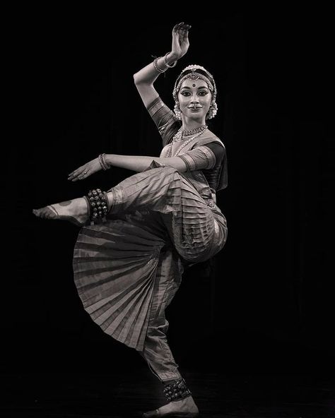 Shreema Upadhyaya в Instagram: «reposting one of my favourite photographs by @simhasphotography uncle in black and white, because I simply couldn't not 🖤 . . . . #tb…» Shreema Upadhyaya, Bharatnatyam Poses, Bharatnatyam Dance, Bharatanatyam Costume, Bharatanatyam Dancer, Indian Classical Dancer, Bharatanatyam Poses, Dance Of India, Buddhist Art Drawing