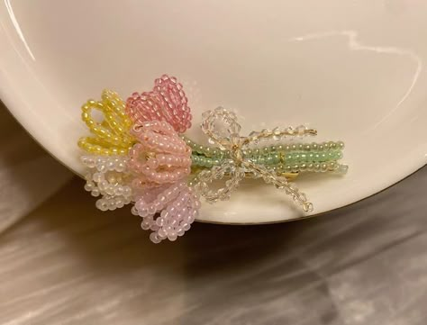 Beaded Bouquet, Seed Bead Crafts, Manik Manik, Bead Charms Diy, Diy Bracelets Patterns, Handmade Jewelry Tutorials, Beaded Crafts, Beaded Bracelets Diy, Beaded Accessories