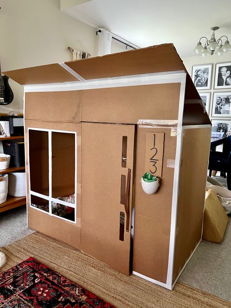 Cardboard Play House, Cardboard House Design, Cardboard Houses Diy, How To Build A Cardboard House, Cute Crafts Cardboard, Diy Cardboard Playhouse, Cardboard Builds, Card Board Design Ideas, Cardboard Playhouse Diy