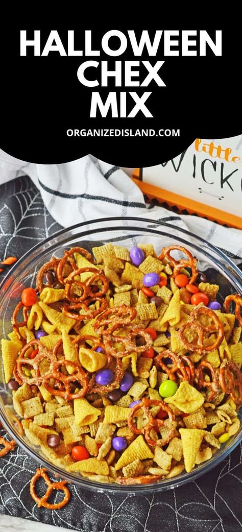 Halloween Food For Party Appetizers, Halloween Chex Mix Recipes, Fall Snack Mixes, Delicious Halloween Treats, Halloween Snack Mix, Halloween Appetizers Easy, Chex Mix Recipe, Halloween Party Appetizers, Hocus Pocus Party