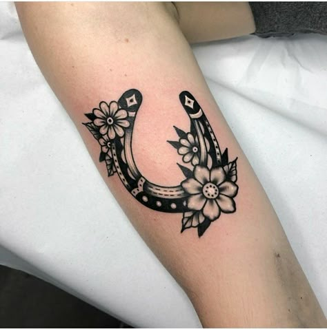 Western Tattoos Ideas, Horseshoe Tattoo, Tatuaje Cover Up, Horse Shoe Tattoo, Cowgirl Tattoos, Shoe Tattoos, Country Tattoos, Western Tattoos, Omerta Tattoo