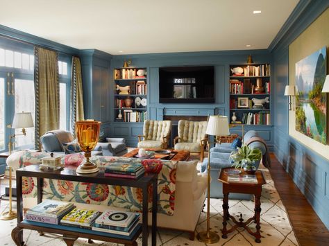 Decorator Bunny Williams gives us her best tips on how to decorate a living room using expertly selected antiques mixed with classic, contemporary pieces and a dash of color from objects and accessories collected across the globe. Hampton Living Room, Hamptons Living Room, Cozy Living Room Design, Bunny Williams, Design Salon, Small Room Design, Luxury Interiors, Room Storage, Room Interior Design