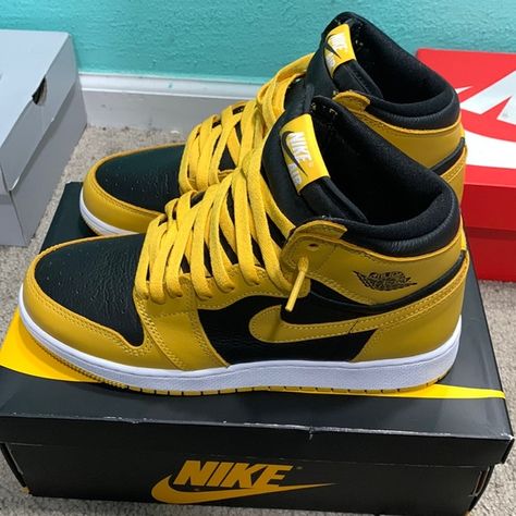 Air Jordan 1 og pollen Tenis Jordan 1, Nike Shoes Women Fashion, Pretty Sneakers, Trendy Shoes Sneakers, Nike Fashion Shoes, Jordan Shoes Retro, Jordan Retro 1, All Nike Shoes, Cute Nike Shoes