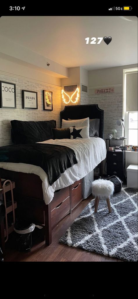 Bedroom Ideas For Small Rooms Gamer, Black And Brown Dorm Room, Black College Dorm Aesthetic, All Black Dorm Room, Black Bed Dorm Room, Black And White Aesthetic Dorm Room, Black White Dorm Room Ideas, Dark Color Dorm Room Ideas, Maroon Dorm Room Ideas