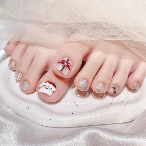 Nail Noel Christmas, Pedicure Christmas, Christmas Pedicure Designs, Christmas Toe Nails, Chrismas Nail Art, Christmas Pedicure, Nail Chan, Nails Noel, Noel Nail