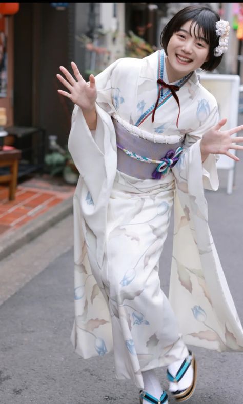 Yukata Pose Reference, Cute Kimono Outfits Japanese, Kimono Pose Reference, Yukata Reference, Kimono Traditional Woman, Yukata Pose, Kimono Poses Reference, Japanese Yukata Women, Yukata Aesthetic