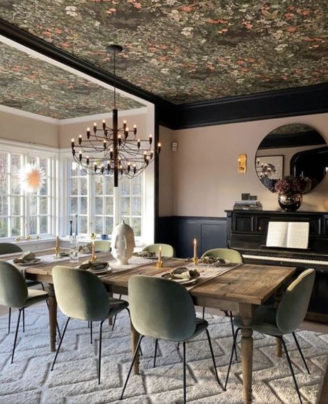 Dining Room Layout, Dark Dining Room, Interior Design Dining, Dining Room Design Modern, Dining Room Design Ideas, Wooden Bed Design, Dining Room Ceiling, Dining Room Wallpaper, Wallpaper Ceiling