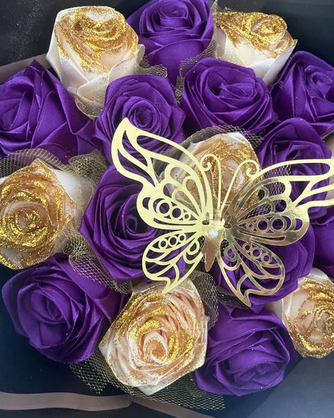 Purple and gold glittery bouquet ✨💐 - Ramo con flores moradas y doradas con brillo ✨💐 #purpleandgoldbouquet #flowers #purple #gold #boquetinspo #boquetofflowers #eternalflowers #gliterflowers🌸❇ #glitter #glitteryflowers #floreseternas #flores #floresmoradas💜 #floresdoradas #eternalflowerbouquet #ideasderamos #ramoideas #ramoinspo #ramodefloreseternas #ramodefloresbrillantes #ramodefloresmoradas #njflorist #nj #centraljersey #middlesexcountynj #explore #insipration #smallbusiness #supportsmal... Purple Gold Bouquet, Purple And Gold Bouquet Wedding, Purple And Gold Flower Arrangements, Purple And Gold Wedding Bouquets, Purple And Gold Bouquet, Gold Bouquet Wedding, Red Purple Wedding, Gold Wedding Bouquets, Quinceanera Bouquet