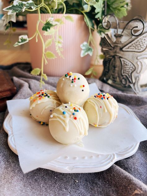 Banana Cake Pops, Baby Cakes Maker, Protein Cake Pops, Starbucks Cake Pops, Starbucks Cake, Vanilla Plant, Protein Cake, Banana Protein, Cake Pop Recipe