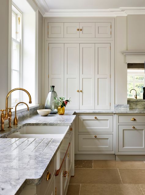 Shaker kitchen ideas: 10 ways to embrace modern Shaker style | Homes & Gardens Modern Shaker Kitchen, Kitchen Ikea, White Shaker Kitchen, Shaker Kitchen Cabinets, Kitchens Luxury, Shaker Style Kitchens, Kitchen Cabinet Styles, Classic Kitchen, Shaker Kitchen