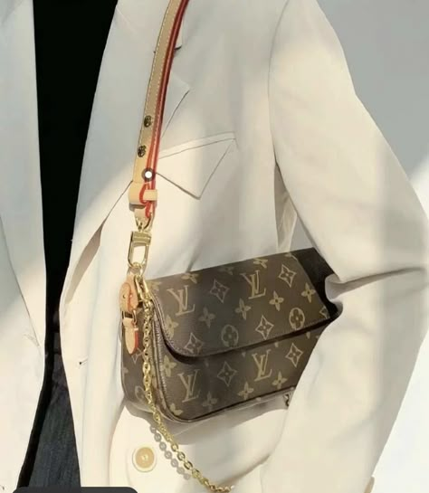 Lv Ivy Bag, Lv Wallet On Chain Ivy, Wallet On Chain Ivy Louis Vuitton, Bag Trends 2023 Fashion, Louis Vuitton Purse Aesthetic, Louis Vuitton Crossbody Bag Outfit, Louis Vuitton Shoulder Bag Outfit, Bag Trends 2023, Wallet On Chain Outfit