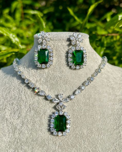 Royal Necklace Jewelry, Emerald Sets Jewellery, Emerald And Diamond Pendant Necklace, Emerald Necklace Indian, Emerald Jewelry Necklace, Crochet With Wire, Emerald Necklace Set, Princess Pendant, Emerald Jewelry Set