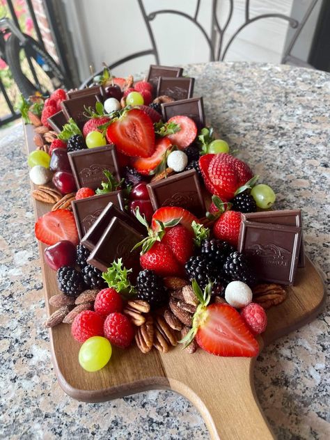 Platter Boards, Fruit Platter Designs, Decorações Com Comidas, Party Food Buffet, Catering Ideas Food, Charcuterie Inspiration, Party Food Platters, Charcuterie And Cheese Board, Charcuterie Recipes