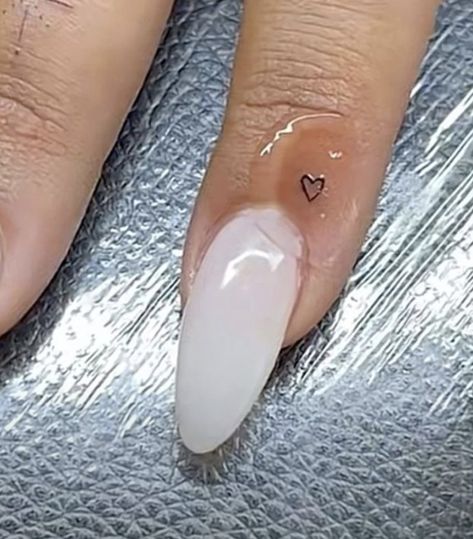 Love Heart Tattoo Behind Ear, Heart Tattoo Designs Small Finger, Finger Tattoo Designs Simple, Inner Finger Tattoos Words, Micro Heart Tattoo, White Finger Tattoos, Minimal Tatoo, Pinky Tattoo, Side Finger Tattoos