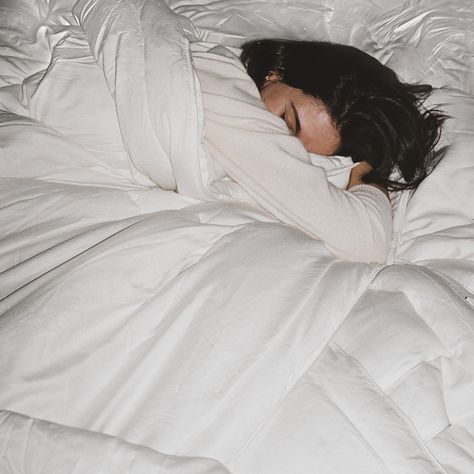 A Science-Driven Guide To A Good Night's Sleep Spiegel Selfie, Mode Ulzzang, Girl Sleeping, Sleep Routine, Sleeping Habits, How To Stay Awake, Love Is, Morning Workout, Good Sleep