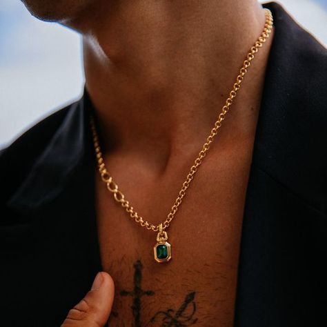 It is beautiful it is good and has a lot similar to the photo I recommend it and it arrived faster than you expect Gold Chain Styles, Mens Accessories Necklace, Emerald Pendant Necklace, Emerald Necklace Pendant, Mens Gold Jewelry, Gold Chains For Men, Emerald Pendant, Exploring The World, Mens Pendant