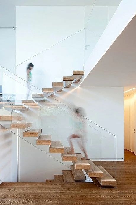 Wooden Staircase Design, Cantilever Stairs, Glass Stairs, Wood Staircase, Glass Staircase, Floating Stairs, Modern Villa Design, Floating Staircase, Diy Stairs