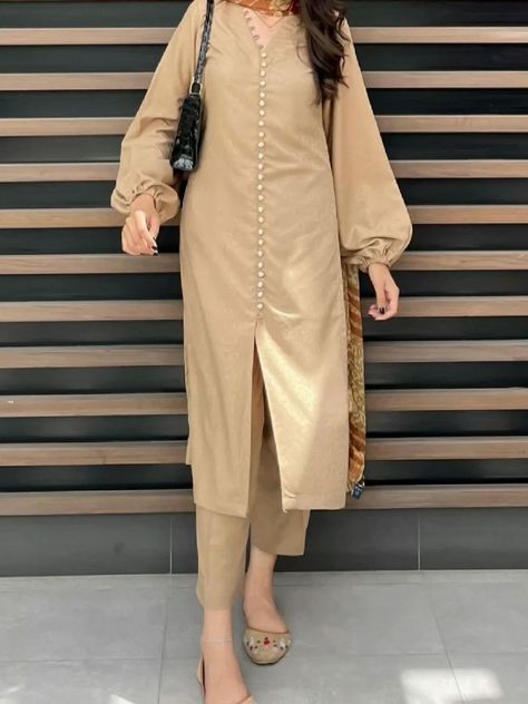 Indian Kameez Design, Kamiz Design Neck, Simple Kameez Shalwar Designs, Winter Kurta Design, Pakistani Office Wear, New Shalwar Kameez Design, Simple Kurta Designs Classy, Winter Ethnic Outfits, Pakistani Simple Suits