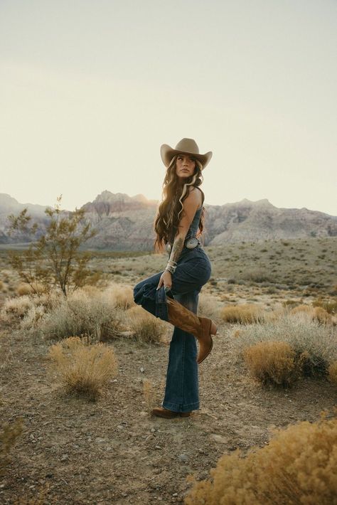 Western Outfits Turquoise, Cowgirl Outfits Aesthetic, Western Photoshoot Ideas, Rodeo Fits, Traje Cowgirl, Western Photo Shoots, 818 Tequila, Heel Cowboy Boots, Turquoise Tuesday