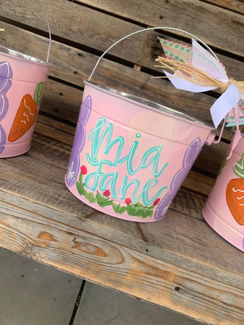 Painted Easter Buckets Girl, Metal Easter Buckets Diy, Easter Basket Painting, Hand Painted Easter Baskets, Easter Buckets Painted, Painted Buckets Ideas, Painted Baskets Ideas, Painted Galvanized Buckets, Painted Easter Bucket