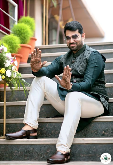 Mehndi Poses For Groom, Groom Mehndi Poses, Groom Mehandi Poses, Groom Mehendi Poses, Mahendi Pose, Boy Mehndi, Groom Haldi Poses, Mehndi Groom, Mehendi Pose