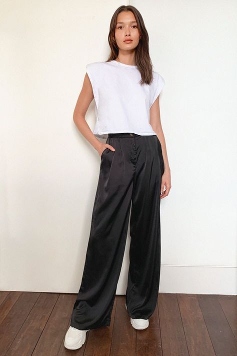 Black Satin Wide Leg Pants Outfit, Oversize Pants Outfit, Silk Wide Leg Pants Outfit, Satin Wide Leg Pants Outfit, Silky Pants Outfit, Satin Pants Outfit Casual, Black Satin Pants Outfit, Silk Trousers Outfit, Satin Trousers Outfit