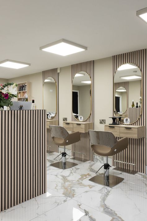 solo esthetician room hair salon decor ideas beauty salon decor Hair Salon Feature Wall, Salon Statement Wall, Salon Decorating Ideas Modern, Salon Shop Design, Salon Shelving Ideas, Hair Salon Decor Ideas, Saloon Decor Interior Design, Solo Esthetician Room, Hair Studio Ideas