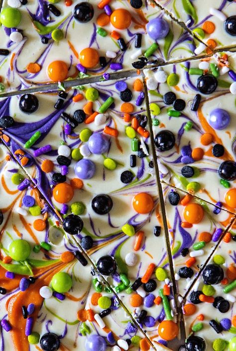 Halloween Candy Bark Halloween Snack Recipes, Easy Halloween Party Treats, Halloween Game Night, Halloween Bark Recipes, Halloween Picnic, Cake 2022, Halloween Dog Treats, Halloween Candy Bark, Halloween Food Snacks