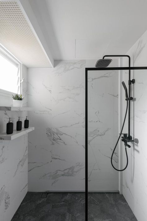 How a 75” TV Inspired the Most Marble-lous HDB Home Ever | Qanvast Fun Bathrooms, White Marble Shower, White Marble Bathrooms, Bilik Air, Marble Showers, Bathroom Inspiration Modern, Washroom Design, Bathroom Redesign, Toilet Design